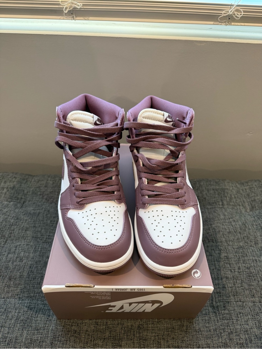 Unisex Nike Jordan Mid Sneakers in Mauve and White - Picture 2 of 6